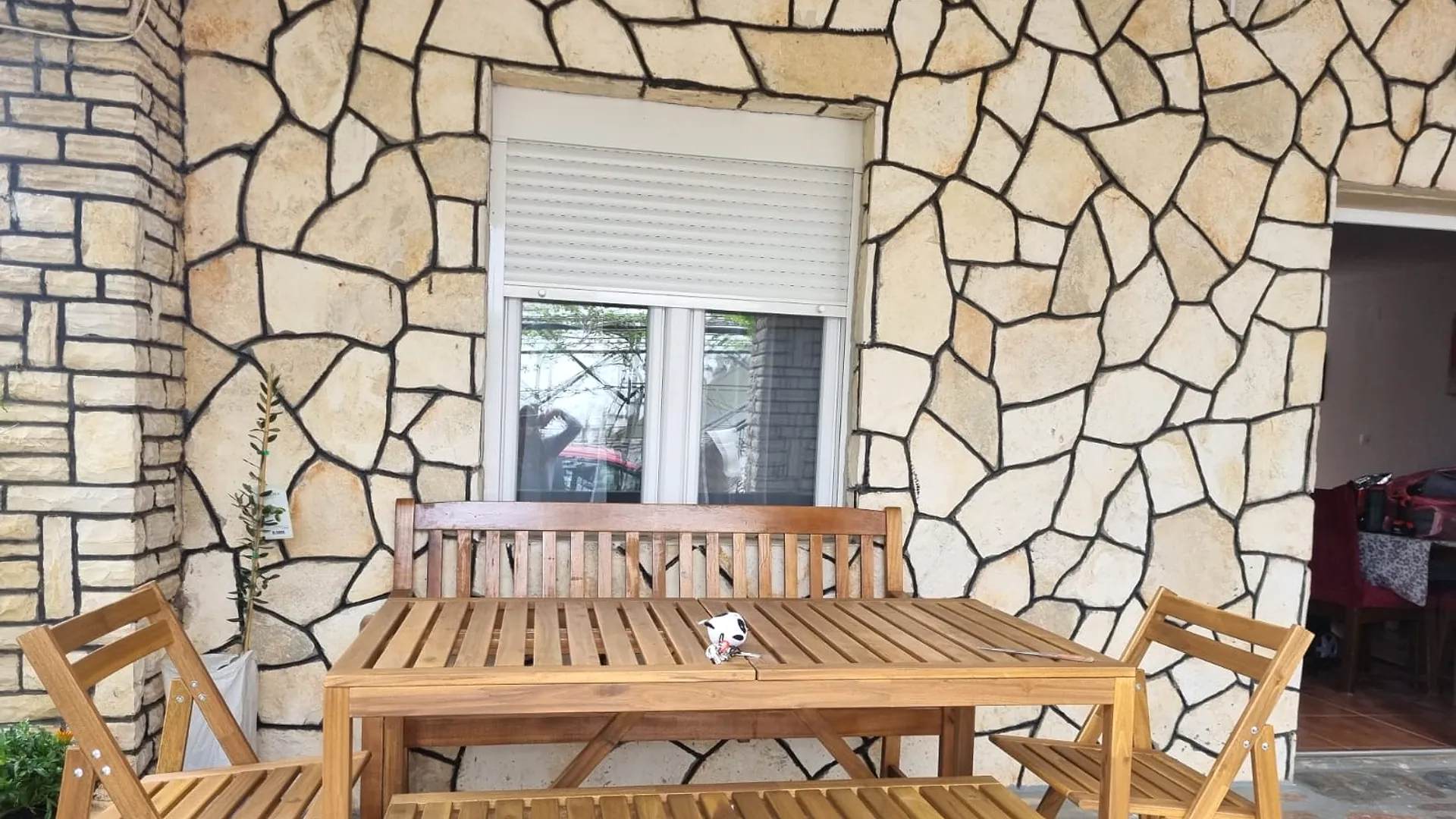 Shaded terrace at Apartman Linda in Seline